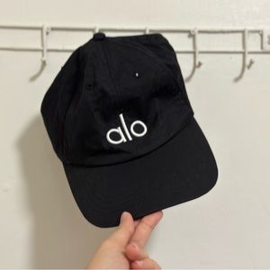 Alo off-duty cap in black with white lettering OS